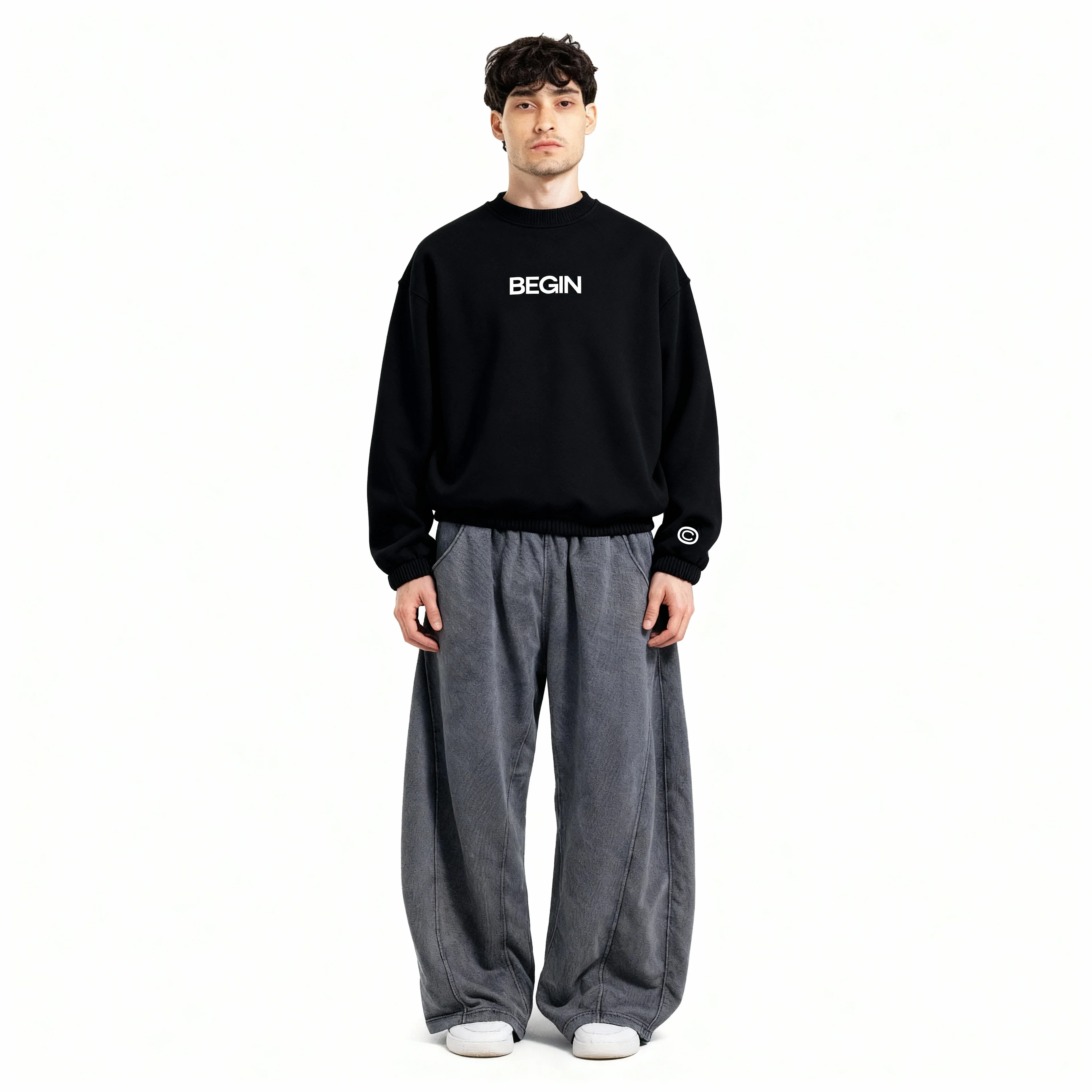VOYAGE CREWNECK - BLACK